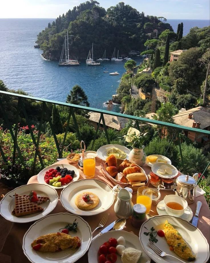 22 ways to save money on food during vacation